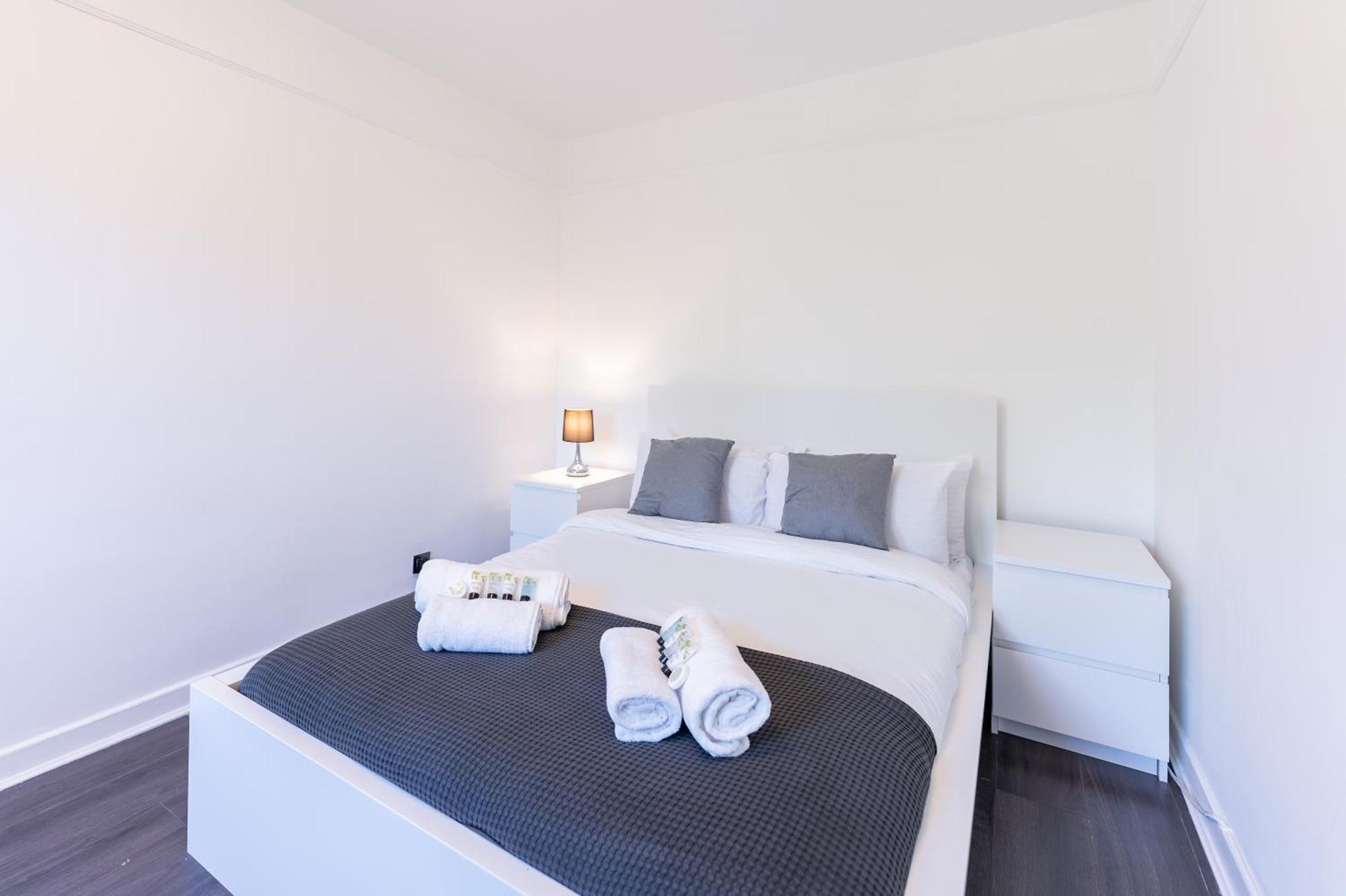 Luxury 3 Bedroom Flat With Balcony In Westbourne Park لندن المظهر الخارجي الصورة
